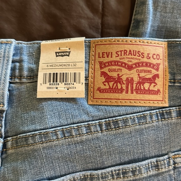 Levi’s 724 Distressed High Rise Slim Straight Jeans - Picture 15 of 16